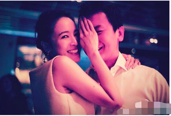 侯佩岑|侯佩岑大气从容，昔日拍怀孕写真踩高跟鞋也微笑，黄伯俊坐着不谦让