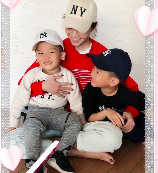 侯佩岑|侯佩岑大气从容，昔日拍怀孕写真踩高跟鞋也微笑，黄伯俊坐着不谦让