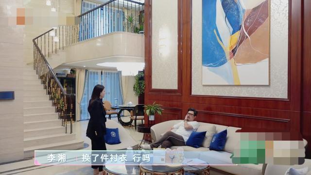 王岳伦|王岳伦对李湘下跪示爱，用体重秤拼出“5200”，王诗龄远程显亲昵