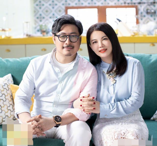 王岳伦|王岳伦对李湘下跪示爱，用体重秤拼出“5200”，王诗龄远程显亲昵