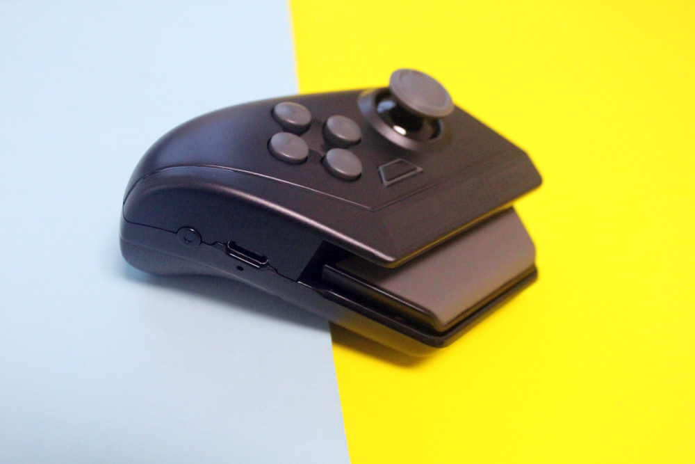 在北通t1手游手柄的上侧面搭载了lt和lb两个动作键,这两个动作键采用