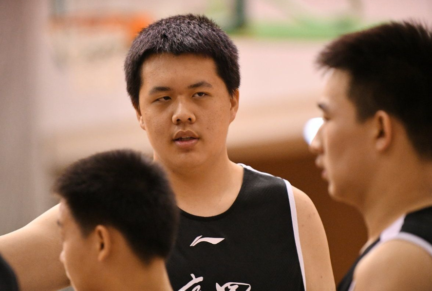 王治郅儿子16岁2米05,膀大腰圆,移动缓慢,你还觉得未来可期?