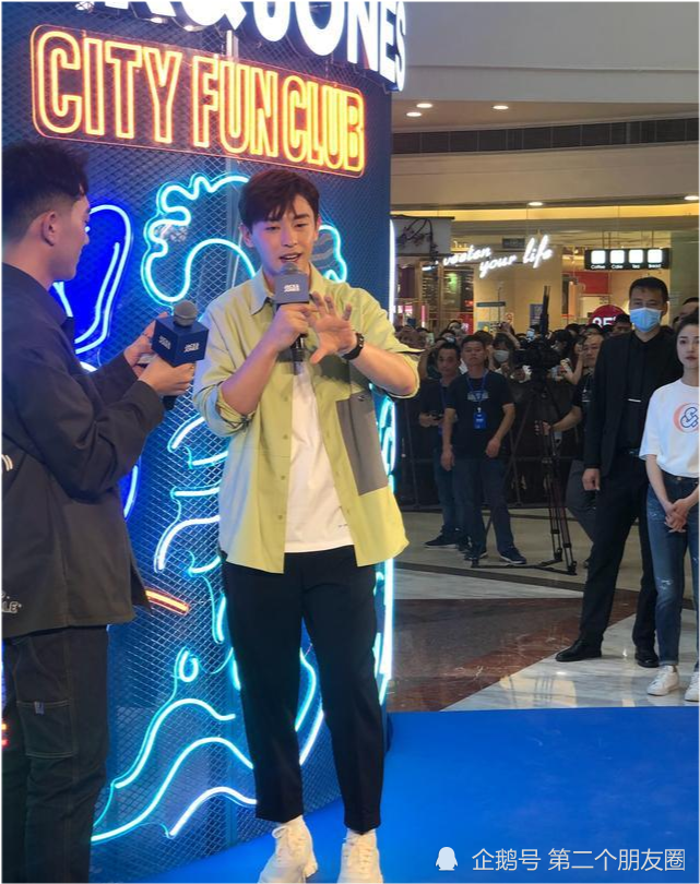 邓伦|邓伦好看上热搜：男演员颜值天花板担得起吗？