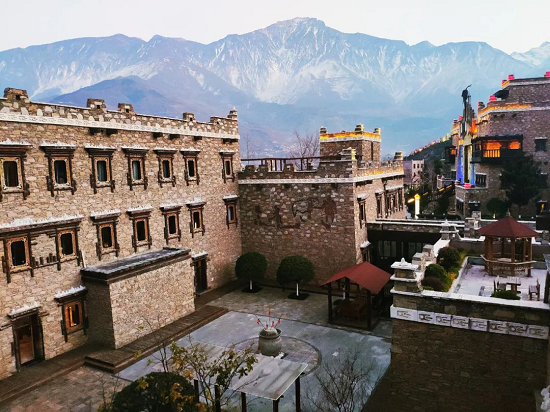 羌族古老的建筑风貌,民风习俗,祭祀礼仪被保留与重现,古羌城酒店和