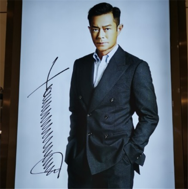 明星的艺术签名,王源简单,古天乐随意,看到金希澈:这是画了一幅画?