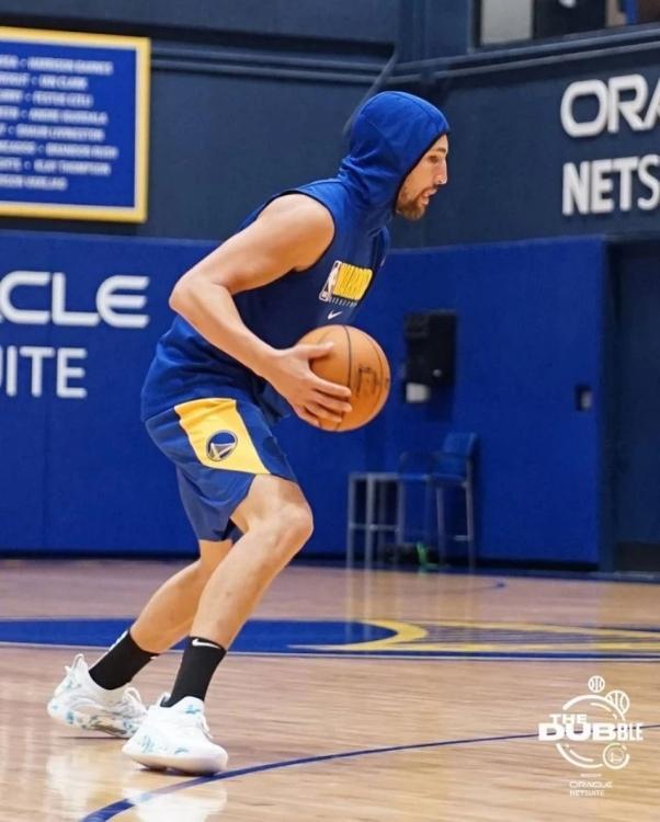 克莱-汤普森回归球队训练场.