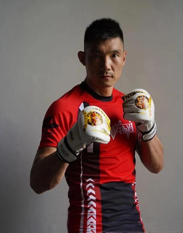 和死神方便齐名的付高峰终于赢了!mma首秀秒杀240斤壮汉