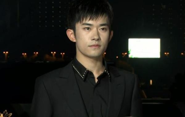 周冬雨|百花奖闭幕式：杨紫成为女明星焦点，周冬雨礼服透露小心思