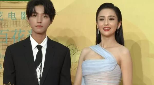 周冬雨|百花奖闭幕式：杨紫成为女明星焦点，周冬雨礼服透露小心思