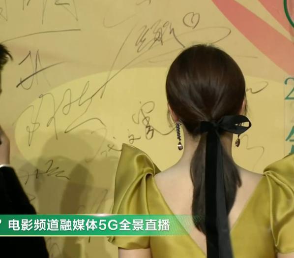 周冬雨|百花奖闭幕式：杨紫成为女明星焦点，周冬雨礼服透露小心思