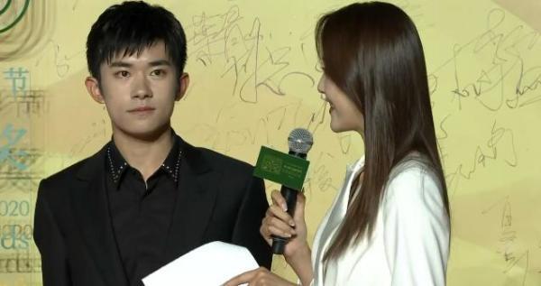 周冬雨|百花奖闭幕式：杨紫成为女明星焦点，周冬雨礼服透露小心思