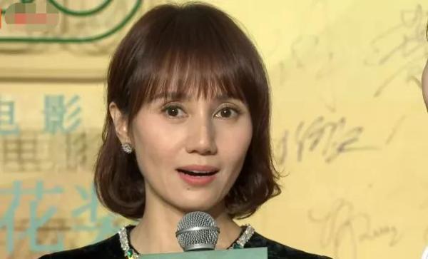 周冬雨|百花奖闭幕式：杨紫成为女明星焦点，周冬雨礼服透露小心思