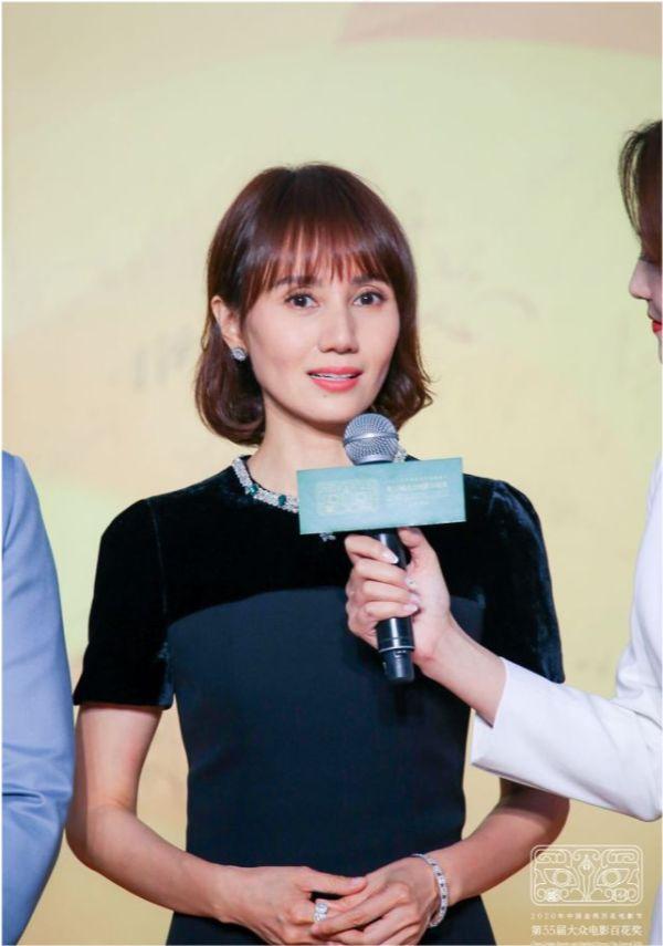 周冬雨|百花奖闭幕式：杨紫成为女明星焦点，周冬雨礼服透露小心思