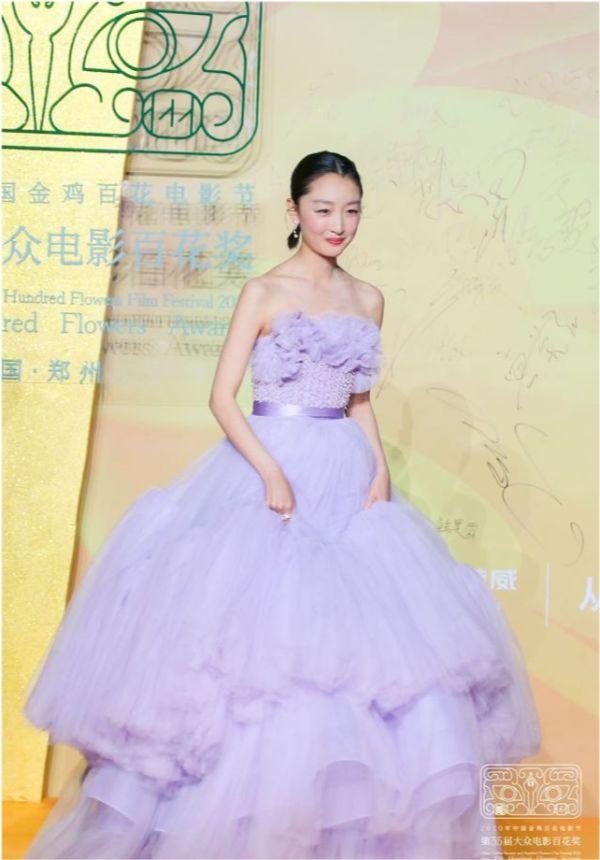 周冬雨|百花奖闭幕式：杨紫成为女明星焦点，周冬雨礼服透露小心思