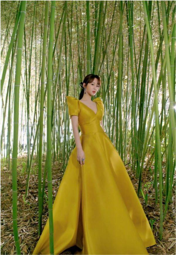 周冬雨|百花奖闭幕式：杨紫成为女明星焦点，周冬雨礼服透露小心思