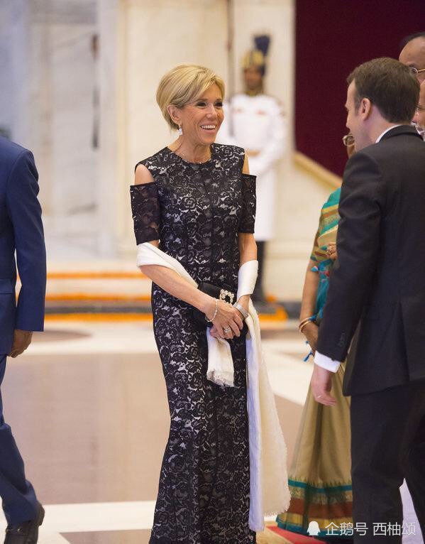 法国夫人太尊贵下楼梯还得让老公总统扶着像是格格出宫有排场