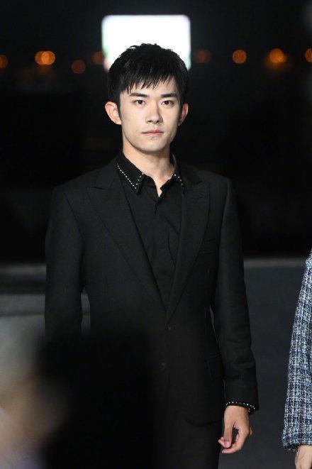 百花奖|百花奖闭幕红毯：王俊凯眼睛无神，易烊千玺胖了，杨紫好大胆，她终于穿对了