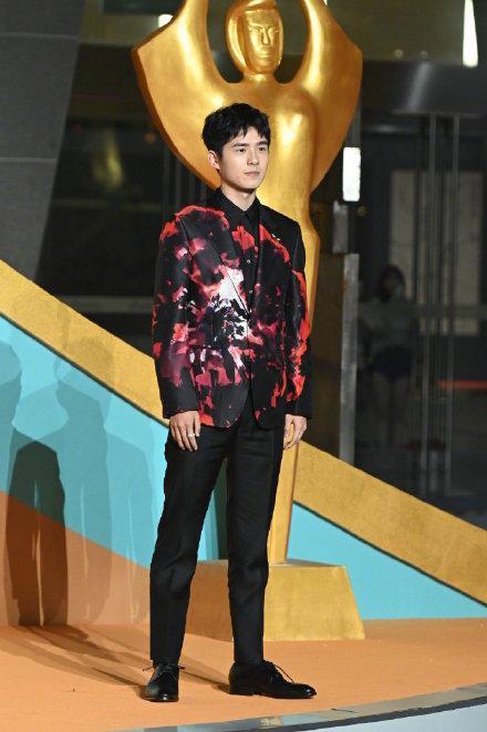 百花奖|百花奖闭幕红毯：王俊凯眼睛无神，易烊千玺胖了，杨紫好大胆，她终于穿对了