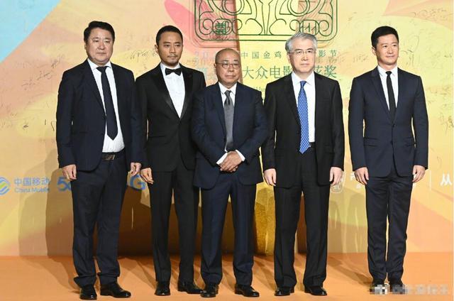 百花奖|百花奖闭幕红毯：王俊凯眼睛无神，易烊千玺胖了，杨紫好大胆，她终于穿对了