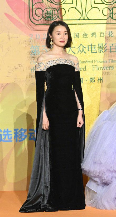 百花奖|百花奖闭幕红毯：王俊凯眼睛无神，易烊千玺胖了，杨紫好大胆，她终于穿对了