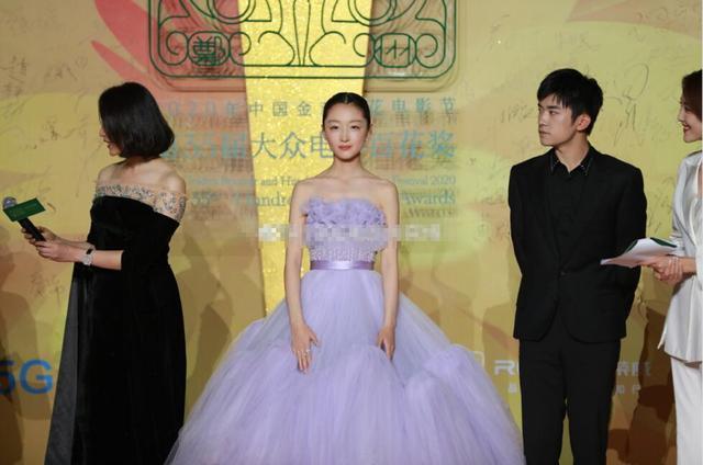 百花奖|百花奖闭幕红毯：王俊凯眼睛无神，易烊千玺胖了，杨紫好大胆，她终于穿对了