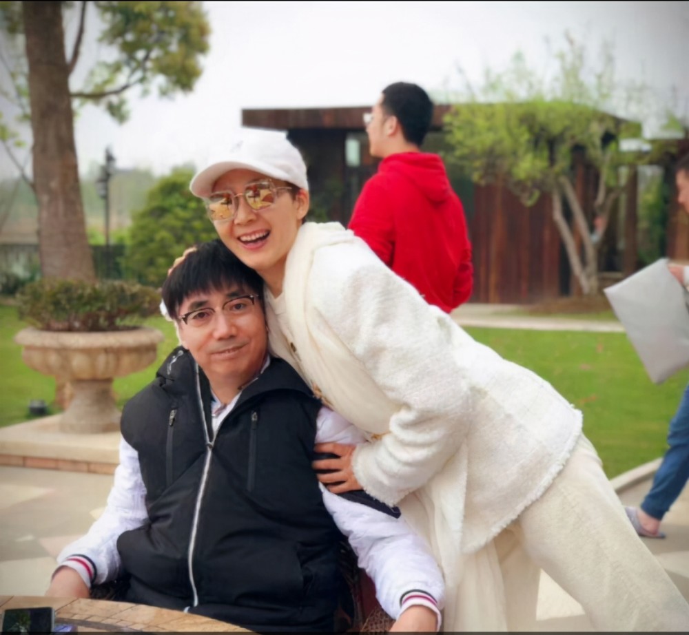 国家一级演员范明娶大6岁总裁老婆恩爱23年继子成他骄傲