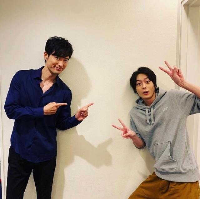 假面骑士圣刃女主和二骑晒出全家照 战兔和e总相遇 零一海报 腾讯网