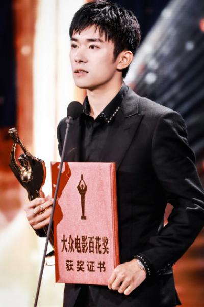 易烊千玺|易烊千玺获百花奖最佳新人，70票断层证明实力，现场发言显高情商