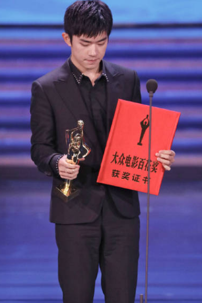 易烊千玺|易烊千玺获百花奖最佳新人，70票断层证明实力，现场发言显高情商