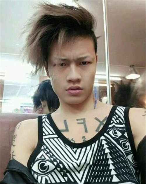 还记得11岁创办葬爱家族男孩吗因太帅被富婆看上后如今活成了这样