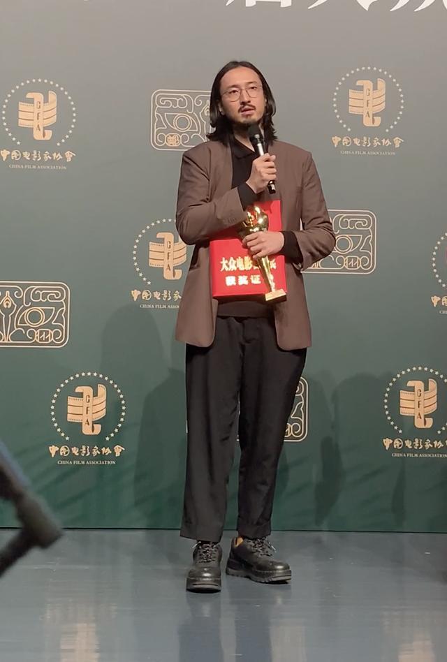 百花奖|王传君获百花奖最佳男配，现场被问爱情公寓，本人的回应很成熟