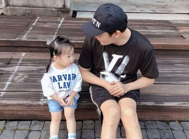 4年过去,秦昊女儿曾因"撞脸"奶奶被吐槽长得丑,如今美成这样