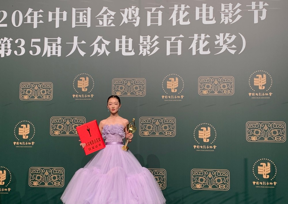 恭喜实至名归北影校友黄晓明周冬雨获百花奖最佳男女主角