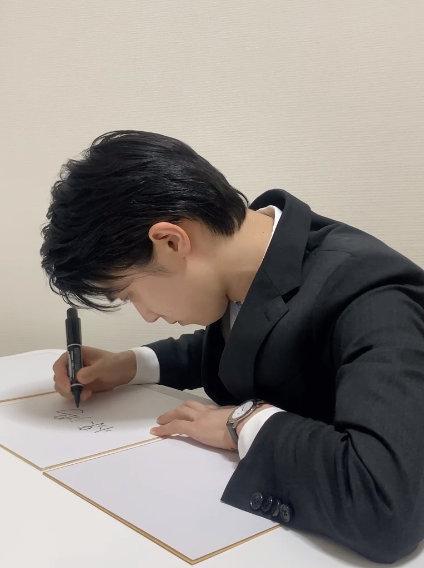 羽生结弦亲笔写下"惊鸿"这两个中文汉字,被发现倒插笔了?_腾讯新闻