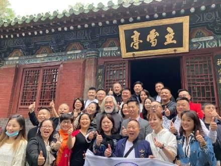 张纪中|张纪中现身少林寺，进行参观访问，商议合作拍摄新版《少林寺》？