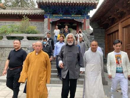 张纪中|张纪中现身少林寺，进行参观访问，商议合作拍摄新版《少林寺》？