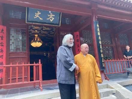 张纪中|张纪中现身少林寺，进行参观访问，商议合作拍摄新版《少林寺》？