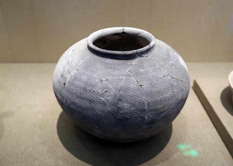 三个瓦罐五片碎陶上海松江广富林考古遗址展示馆对外开放