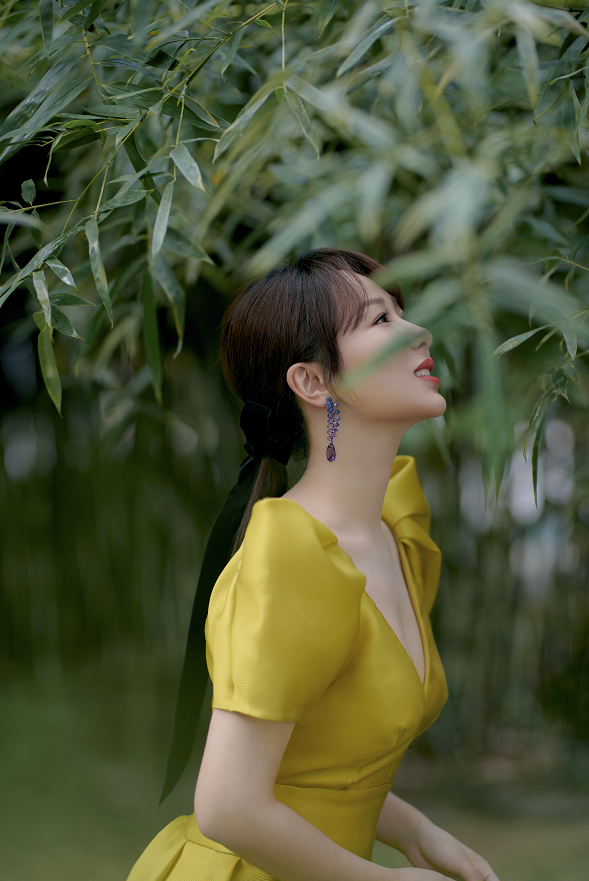 杨紫终于自信上镜,昂首阔步,无修图状态被夸赞,粉丝:路漫漫,无惧其远