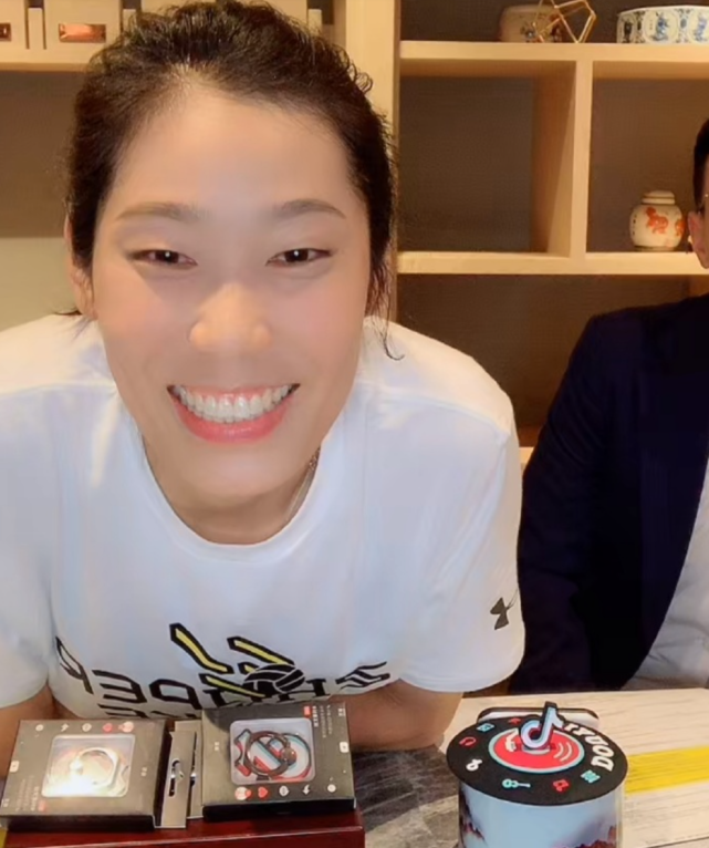 郎平2个女儿比心白浪直言特爱朱婷有男友吗朱婷如此回应