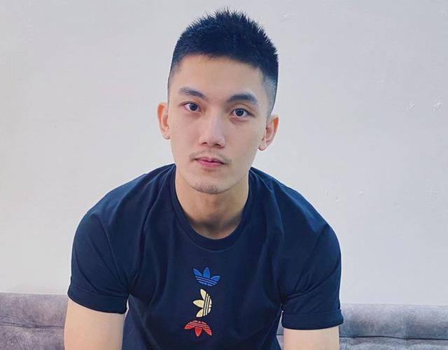 两面剃光真的利落帅气"两边剃短"发型是男生们现下特别流行的发型,不
