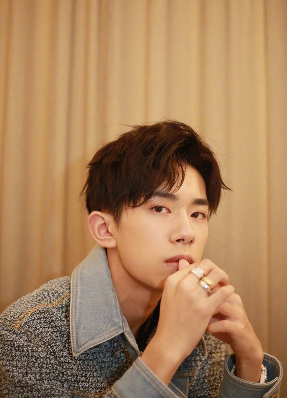 王一博|艺人新媒体指数排行，王一博第5，千玺第10，看到肖战：可惜了