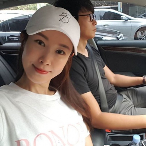 李泰兰自从结婚之后整个人显得越来越年轻了,可以看出丈夫非常宠爱她.