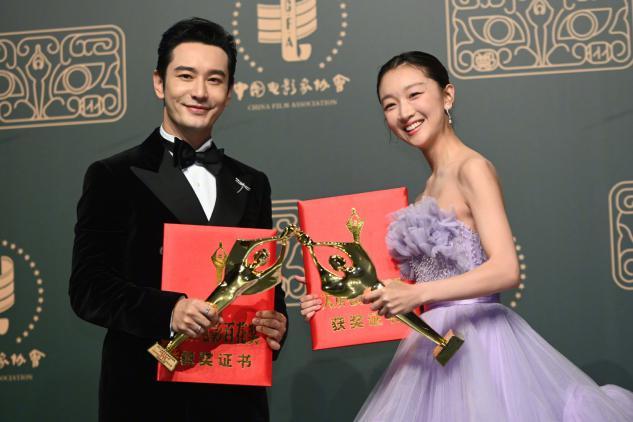 周冬雨|百花奖公布！28岁已拿下4个影后，周冬雨：如果喜欢小学生也能演