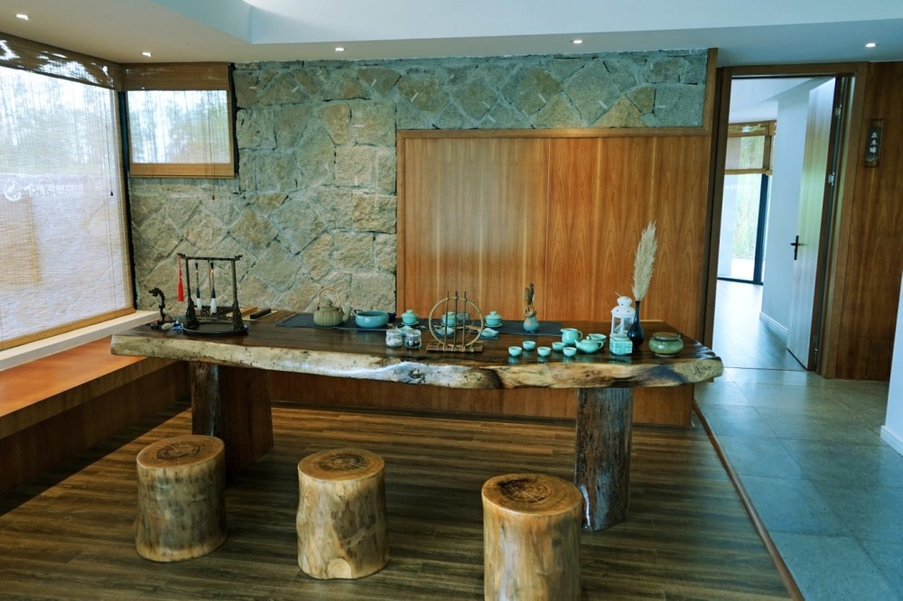 幽静的茶室,可以让人放松下来,品茶看水,惬意哉～乘坐游船,第一个上的