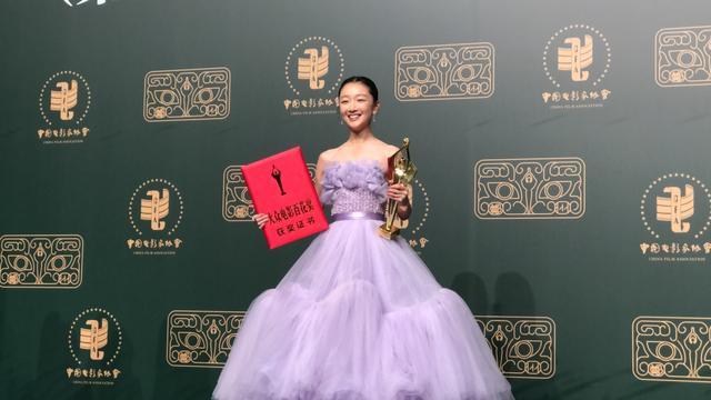 易烊千玺|翻版成毅袁冰妍？易烊千玺与她百花奖零交流，这件事成避嫌关键！