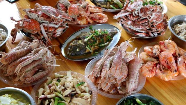 突然!汕尾马宫街道码头这群人冲上渔船