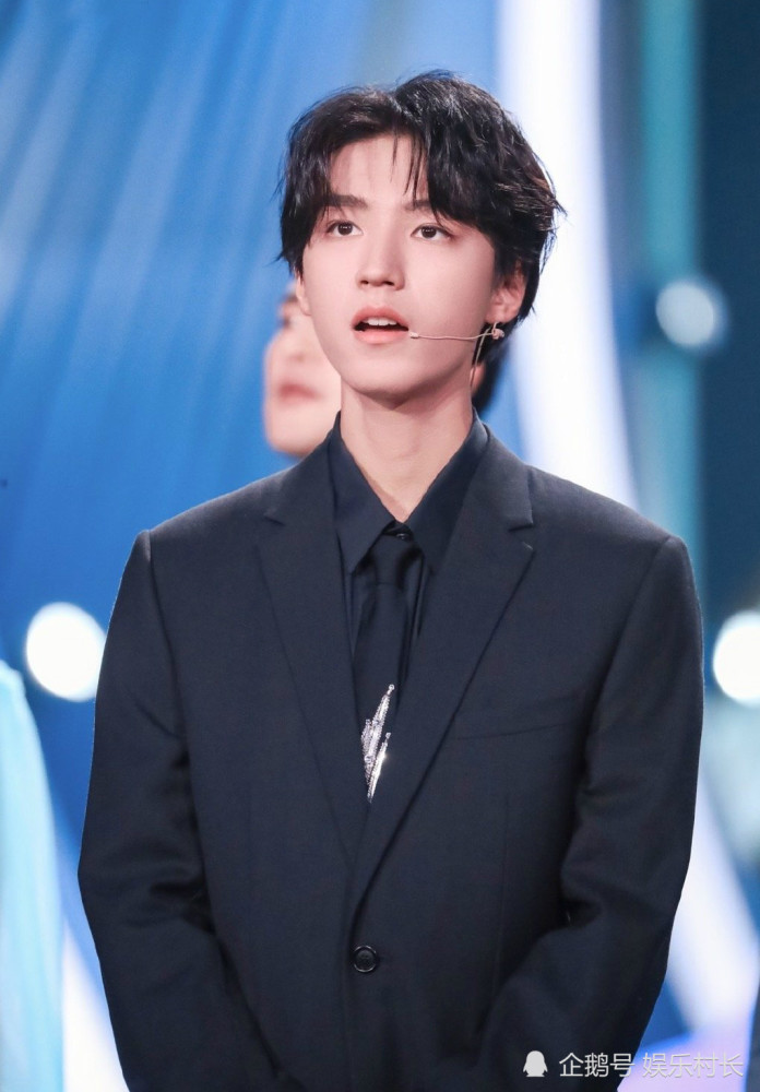 王俊凯|王俊凯主持百花奖好稳，牵手佟丽娅表情羞涩，散场时与易烊千玺隔空互动