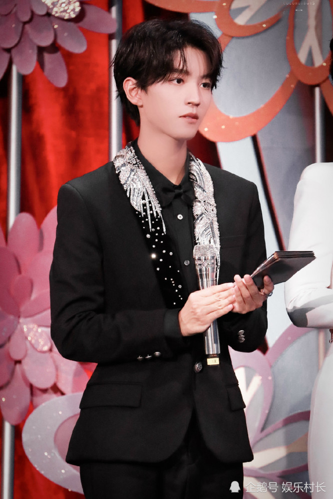 王俊凯|王俊凯主持百花奖好稳，牵手佟丽娅表情羞涩，散场时与易烊千玺隔空互动