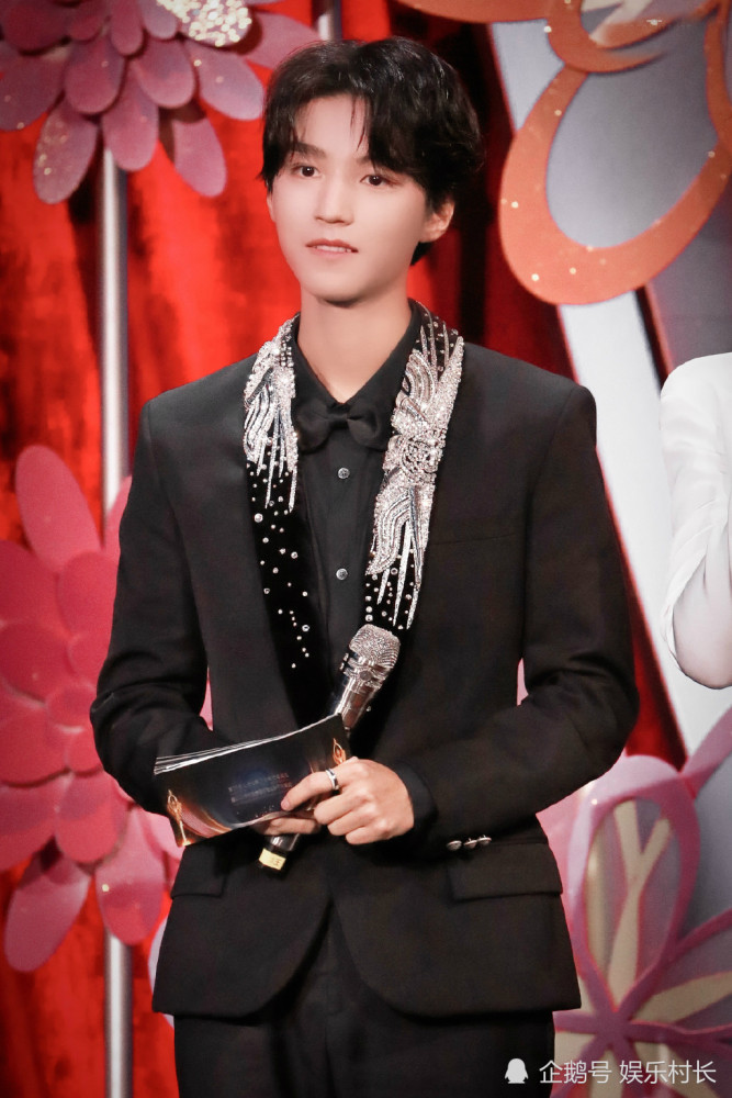 王俊凯|王俊凯主持百花奖好稳，牵手佟丽娅表情羞涩，散场时与易烊千玺隔空互动